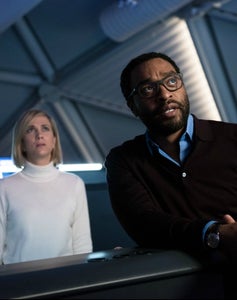 Annie Montrose (Kristin Wiig), NASA's media relations director, and NASA's Director of Mars missions, Dr. Vincent Kapoor (Chiwetel Ejiofor), do everything they can to bring home an astronaut stranded on Mars, in THE MARTIAN.