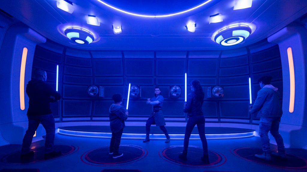 star-wars-galactic-starcruiser-lightsaber-training