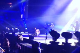 Carrie Underwood Takes a Dive on Stage, Doesn’t Miss a Note (Video)
