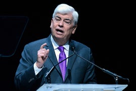 Chris Dodd Pokes at Shutdown Congress in Stump Speech for California Production