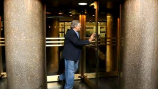 Robert De Niro Cannot Navigate a Revolving Door on ‘Late Night With Jimmy Fallon’ (Video)
