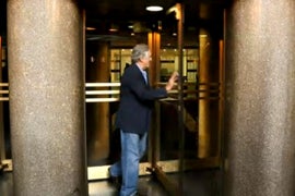 Robert De Niro Cannot Navigate a Revolving Door on ‘Late Night With Jimmy Fallon’ (Video)