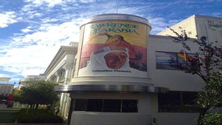 Peter O’Toole Smiles on the Sony Lot in ‘Lawrence of Arabia’ Banner (Updated)