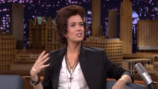 Kristen Wiig Impersonates One Direction’s Harry Styles on Fallon’s ‘Tonight Show’ (Video)