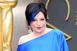 Oscars: Liza Minnelli Salutes Mom Judy Garland on the Red Carpet (Video)