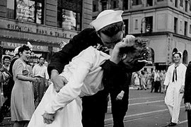 Sailor in Iconic End-of-World War II Kissing Photo Dead