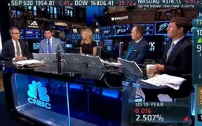 CNBC Anchor Accused of Outing Apple CEO, But Did He? (Video)