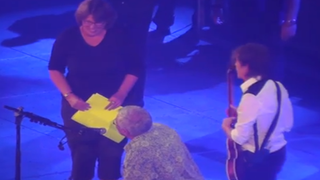 Paul McCartney Helps Couple Get Engaged On Stage (Video)