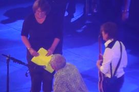 Paul McCartney Helps Couple Get Engaged On Stage (Video)
