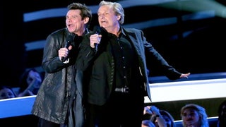‘Dumb and Dumber To’ Star Jim Carrey Sings, Dances and Slips Alongside Jeff Daniels at MTV VMAs (Video)