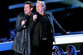 ‘Dumb and Dumber To’ Star Jim Carrey Sings, Dances and Slips Alongside Jeff Daniels at MTV VMAs (Video)
