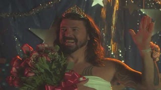Foo Fighters Singer Dave Grohl Wears Prom Dress for Ice Bucket Challenge (Video)