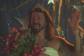 Foo Fighters Singer Dave Grohl Wears Prom Dress for Ice Bucket Challenge (Video)