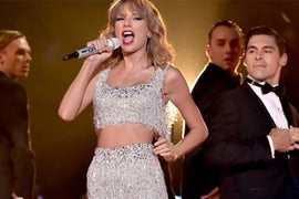 Taylor Swift Quips About Snake-Bitten Nicki Minaj Dancer During ‘Shake It Off’ VMA Performance (Video)