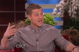 ‘Gotham’s’ Ben McKenzie Shows Ellen DeGeneres His Battle Scars From Accident During Shooting (Video)