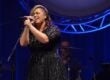 Kelly Clarkson covers Sam Smith's "Stay With Me" at Chicago concert