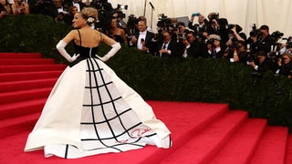 Sarah Jessica Parker’s Iconic Style: 11 Hottest Red Carpet Moments (Photos)