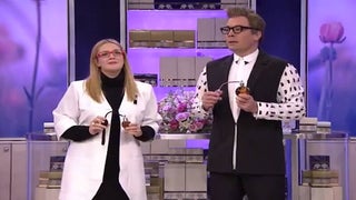 Drew Barrymore and Jimmy Fallon Are the Worst Perfume Sales People Ever (Video)