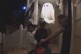 Darth Vader Helps Jimmy Kimmel Steal Tricker-or-Treaters’ Candy on Halloween (Video)