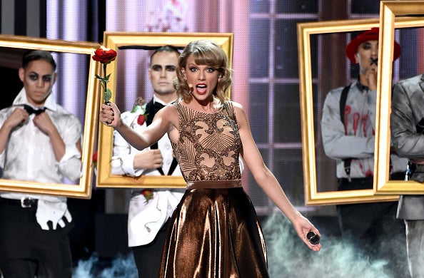 Taylor Swift Opens Amas With Elaborate Blank Space