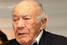 Phil Stern, Renowned Photographer to the Stars, Dead at 95