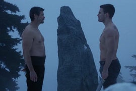 ‘Arrow’ Midseason Finale Leaves Key Character on Edge of Death, Twitter Fans on Brink of Losing It