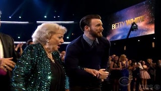 Chris Evans Escorts Adorable 93-Year-Old People’s Choice Winner Betty White to the Stage (Video)