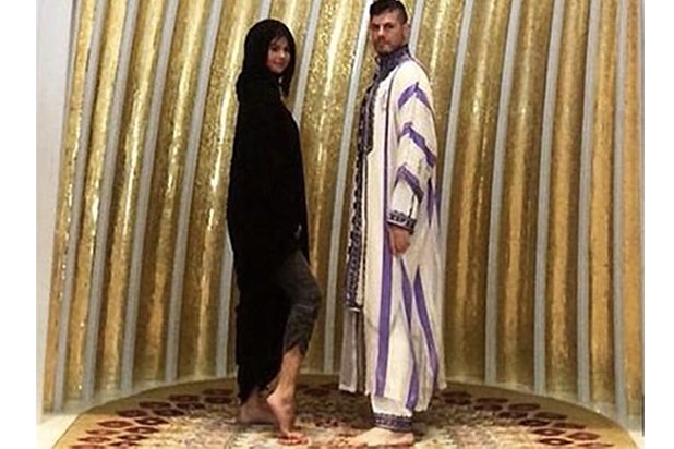 Selena Gomez bares her ankles in a mosque in Abu Dhabi