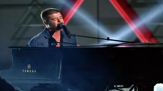 Robin Thicke Performs Music Medley on Stand During ‘Blurred Lines’ Copyright Trial
