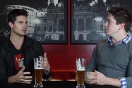 Robbie Amell Says Even ‘Tom Brady Is a DUFF,’ Takes Superhero ‘Wrapid Fire’ Quiz (Video)