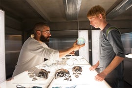 ‘Ex Machina’ Review: Oscar Isaac Makes a Creepy Tech Genius in Chilly A.I. Thriller