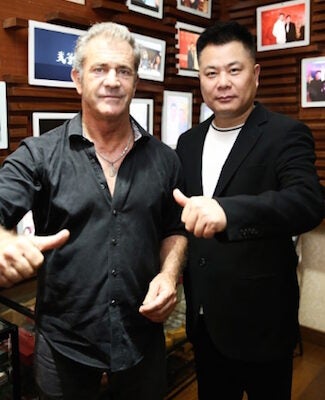 Mel Gibson To Serve As Art Director On Bruce Willis Chinese War Movie The Bombing