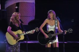 Taylor Swift, Lisa Kudrow Sing ‘Friends’ Classic ‘Smelly Cat’ on Stage (Video)