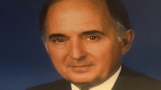 Roger H. Davis, Longtime William Morris Executive, Dead at 92