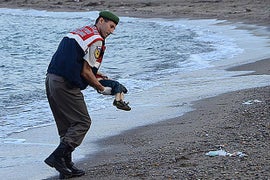 Tragic Image of Drowned Syrian Boy Gone Viral Puts Refugee Crisis in Media Spotlight