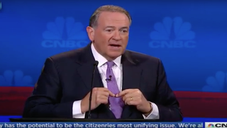 Mike Huckabee Dressed Up for GOP Debate – in a Trump Tie (Video)