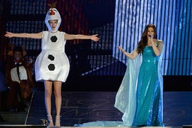 Taylor Swift Dons Olaf Costume for ‘Let It Go’ Duet With Idina Menzel (Video)