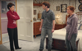 Amy Poehler, Kyle Mooney Celebrate ‘Christmas at Nana’s’ in SNL Sketch That Was Cut for Time (Video)