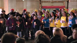 Microsoft Employees Carol for Apple Store in Heart-Warming TV Commercial Truce (Video)