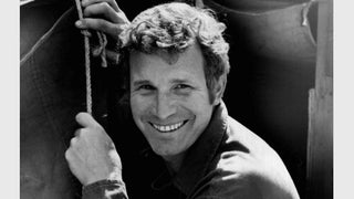 Wayne Rogers, Trapper John of ‘M.A.S.H,’ Dies at 82