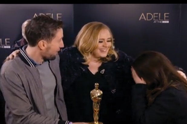 adele photobombs fans