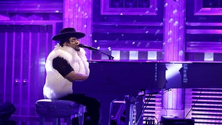 D’Angelo, Maya Rudolph, Gretchen Lieberum Perform Haunting Prince Tribute for Jimmy Fallon (Video)