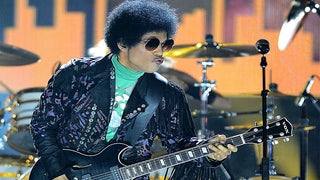 6 of Prince’s Most Virtuosic Guitar Solos (Videos)