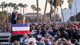 Dick Van Dyke, Fortune Cookies and 5 Other Takeaways From Bernie Sanders’ Rally (Photos)