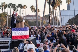 Dick Van Dyke, Fortune Cookies and 5 Other Takeaways From Bernie Sanders’ Rally (Photos)