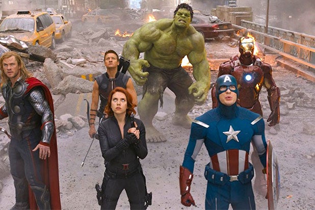 Visiter la boutique MarvelMarvel Avengers Training to Save World Sweatshirt 