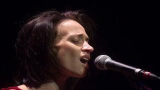 Watch Fiona Apple Sing ‘Trump’s Nuts Roasting on an Open Fire’ (Video)
