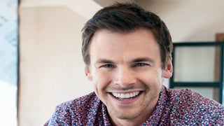 Tommy Dewey of ‘Casual’ Reveals How to Manage a Relationship by Text