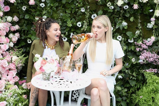 Riley Keough abd Sasha Lane