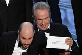 Columnist Blasts ‘Brain-Dead’ Warren Beatty for ‘Horrific Night’ for Actors
